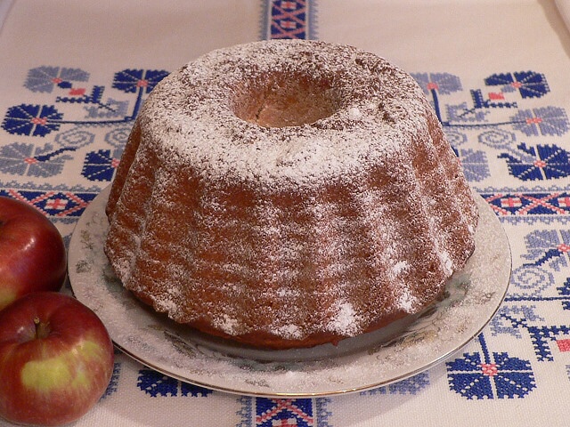 medova-babovka-s-jablky-cela
