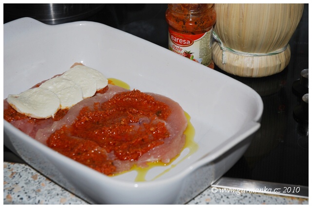 kuřecí plátek s růžovým pestem a mozzarellou