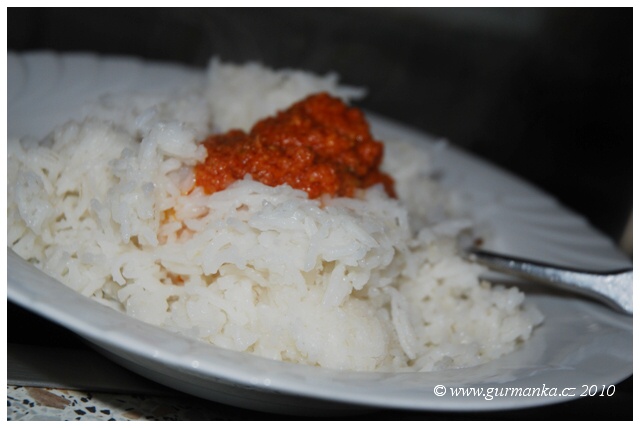 vařená rýže s pestem