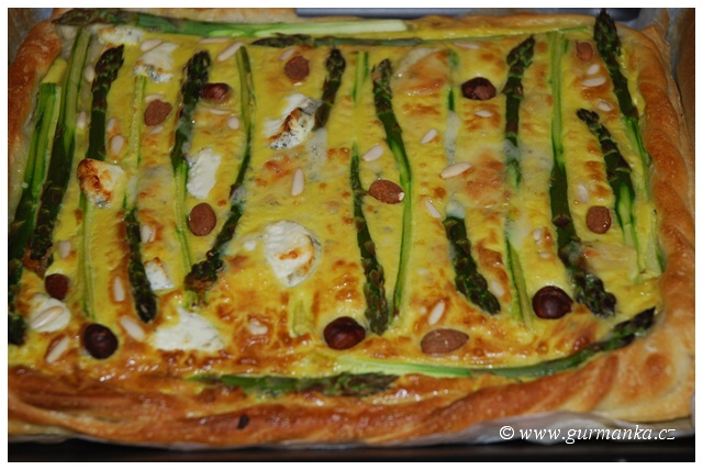 pizza s chřestem sýrem ořechy - upečená