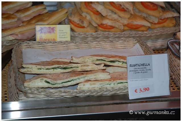Itálie - pečivo s mozzarellou - sýrem - ricottou - rukolou 