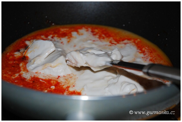 "thajská kuchyně - příprava kari pasty s kokosovým mlékem"