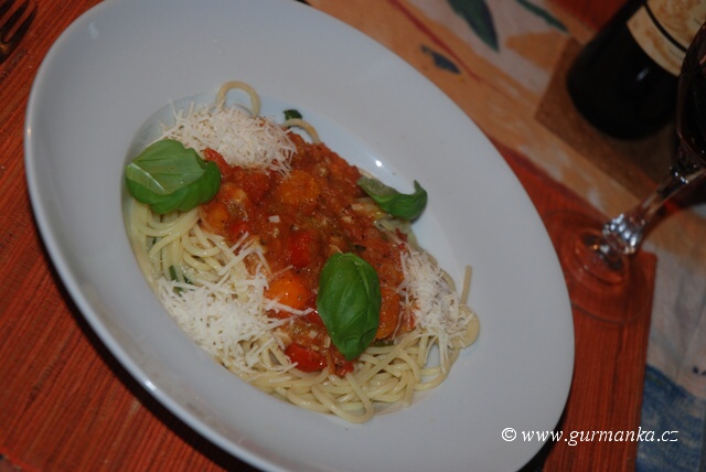 "jak udělat špagety s rajčatovou omáčkou"