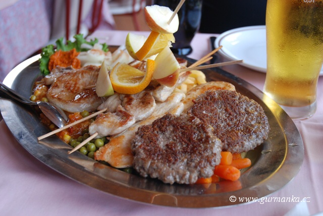 "grilovaný talíř masa z chorvatské konoby"