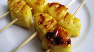 "grilovaný ananas se skořicí a medem"