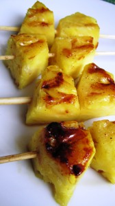 grilovaný ananas se skořicí a medem