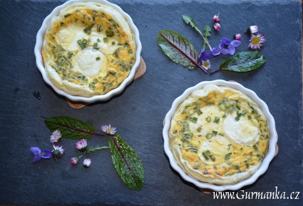 Jarní koláčky s kozím sýrem a pažitkovým krémem (1)