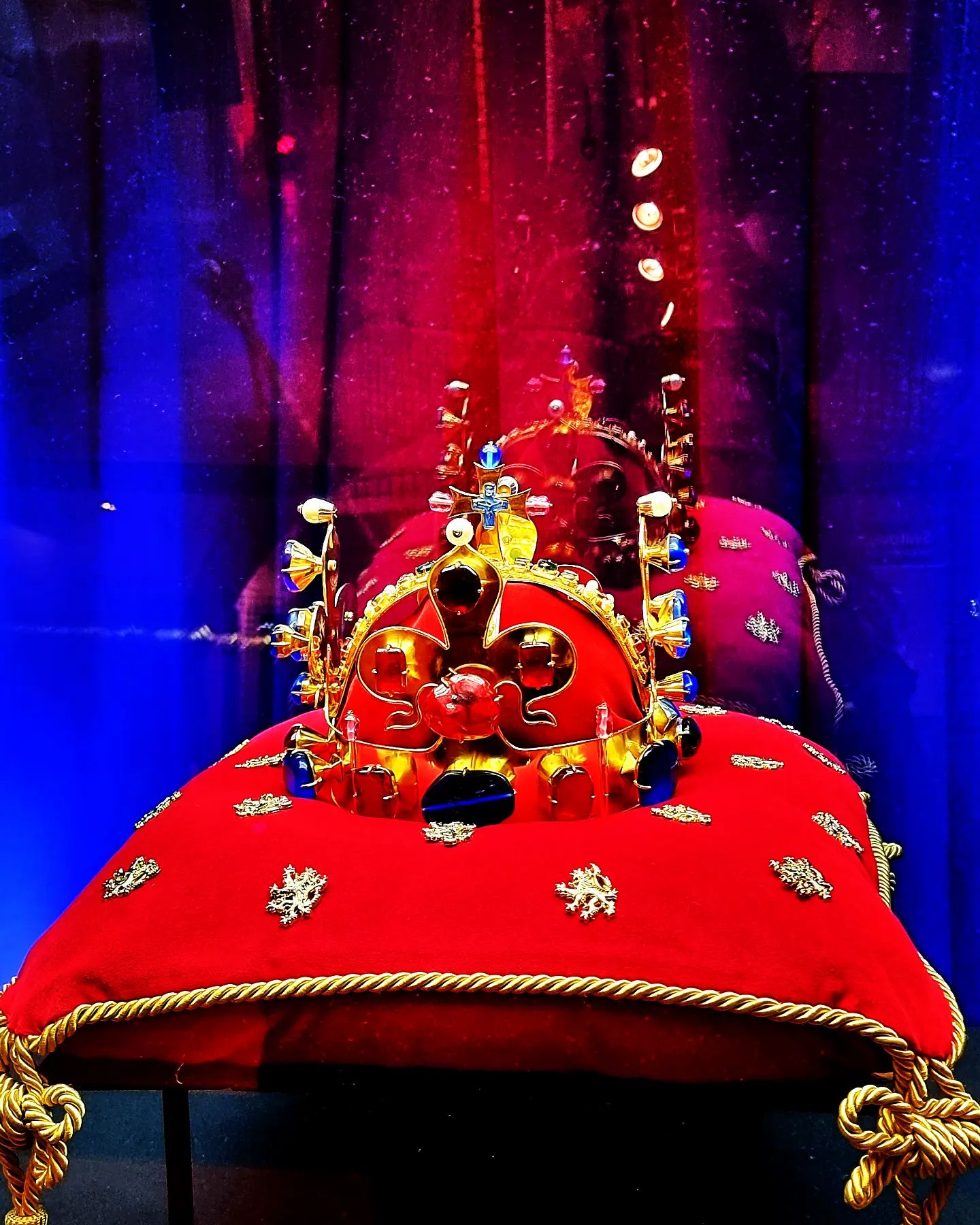 Korunovační klenoty 

Výjimečná možnost vidět korunovační klenoty byla během léta na zámku v Jindřichově Hradci.
Jedna z nejstarších korunovačních insignií v Evropě, slavná Svatováclavská koruna, kterou nechal zhotovit v letech 1345–46 Karel IV., bere dech. 

#vystava #korunovacniklenoty #svatovaclavskakoruna #czech #crownjewels #crownjewel #kulturnidedictvi #krone #historie #history #praha #prag #ceskykral