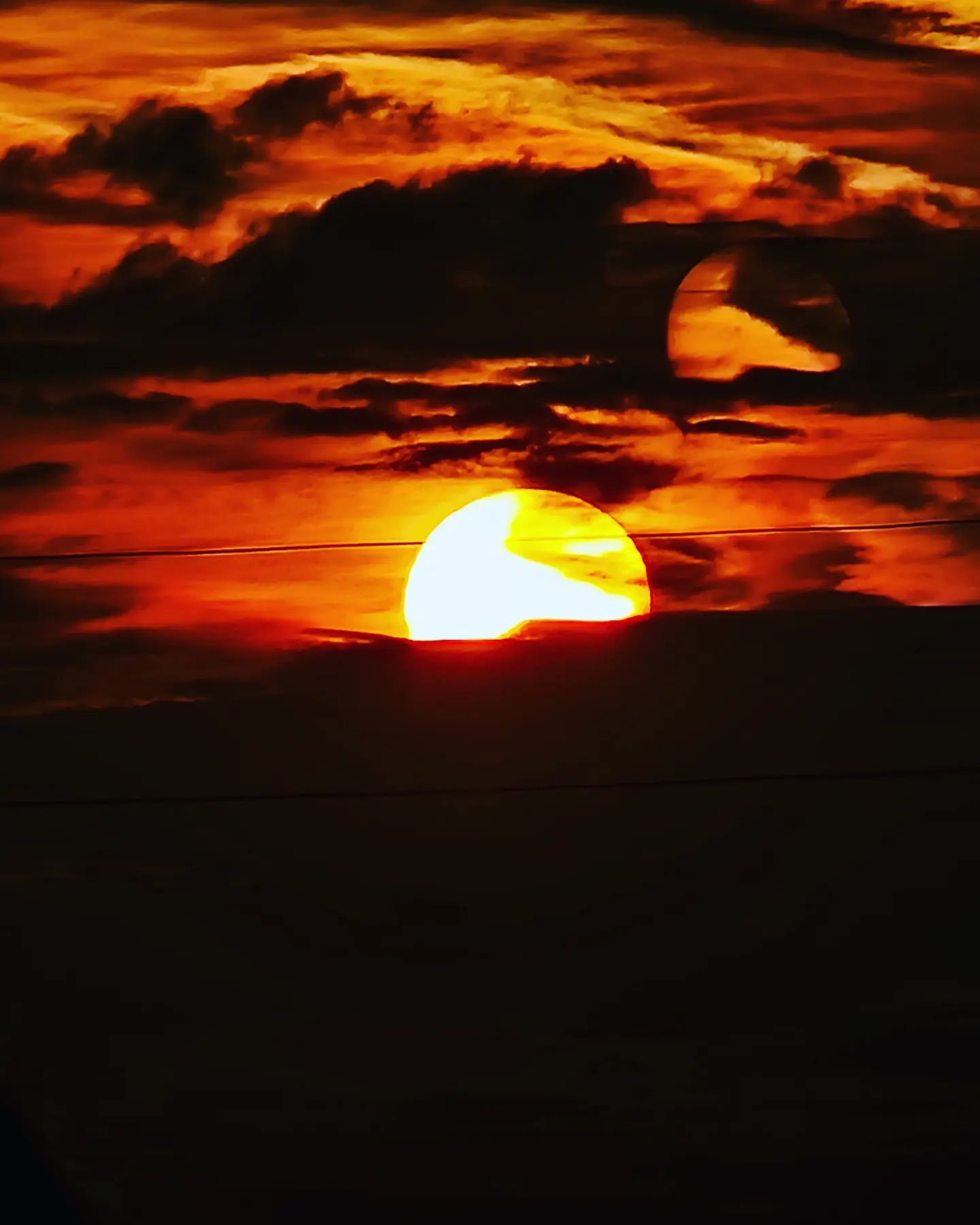Při slunce západu 😉

#slunce #zapadslunce #tramonto #sunset  #sonnenuntergang #obloha #nebe