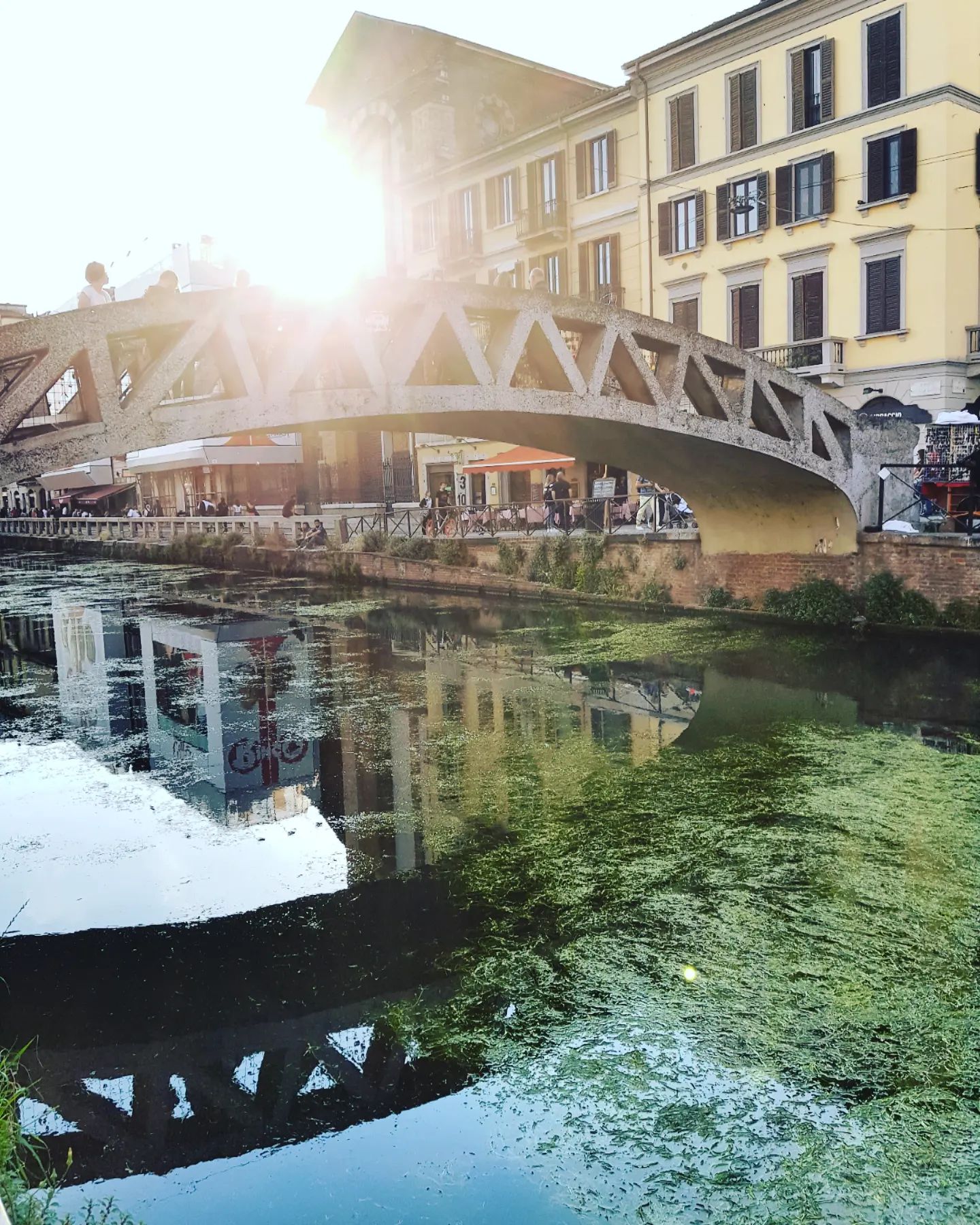 Pro mě nejzajímavější a nejživější část Milána. Kavárničky, bary a příjemné posezení u aperitivu,  který ke každému milánskému večeru patří. Už brzy 🍸

#milano #milan #italy🇮🇹 #navigli #bridge #navigliogrande #navigliopavese #nacestach #aperitivi