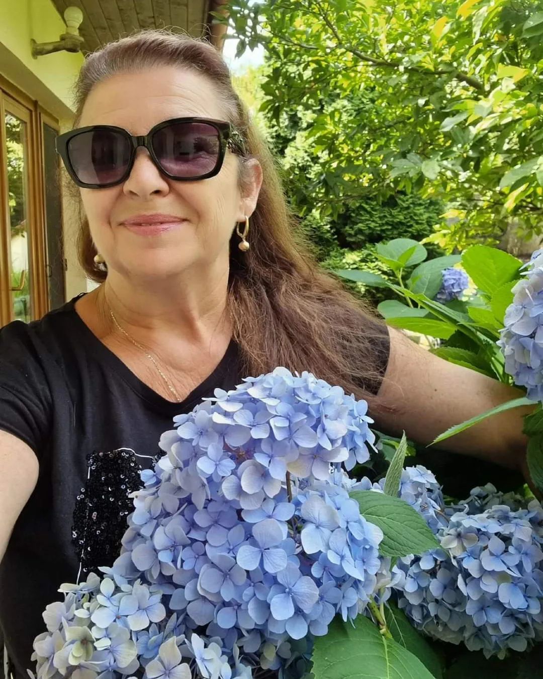 Žít mocí přítomného okamžiku. 
Kvetou modré hortenzie a umí hýbat všemi smysly. 
Hydrangea love 💙
#hortenzie #hydrangea #hydrangeas #flowers #mygardentoday #mygarden #mygardenlife #mygardenflowers #happyday #happywoman #mojezahrada #cottagegarden #hydrangealovelove
